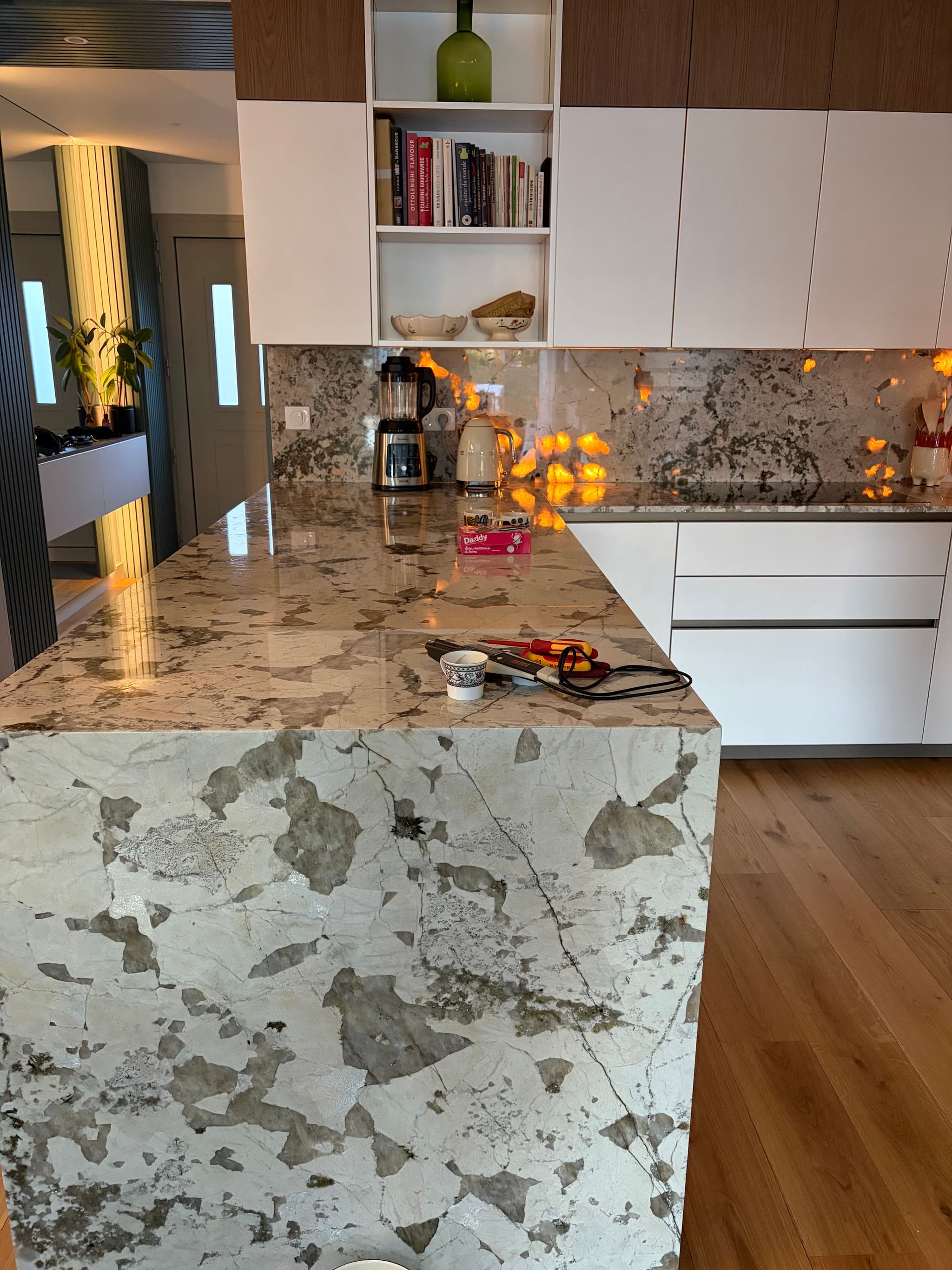 Installation de Ruban LED Encastré en Amont d’un Marbre Rétroéclairé à Champigny-sur-Marne (94500) — Cuisine Haut de Gamme