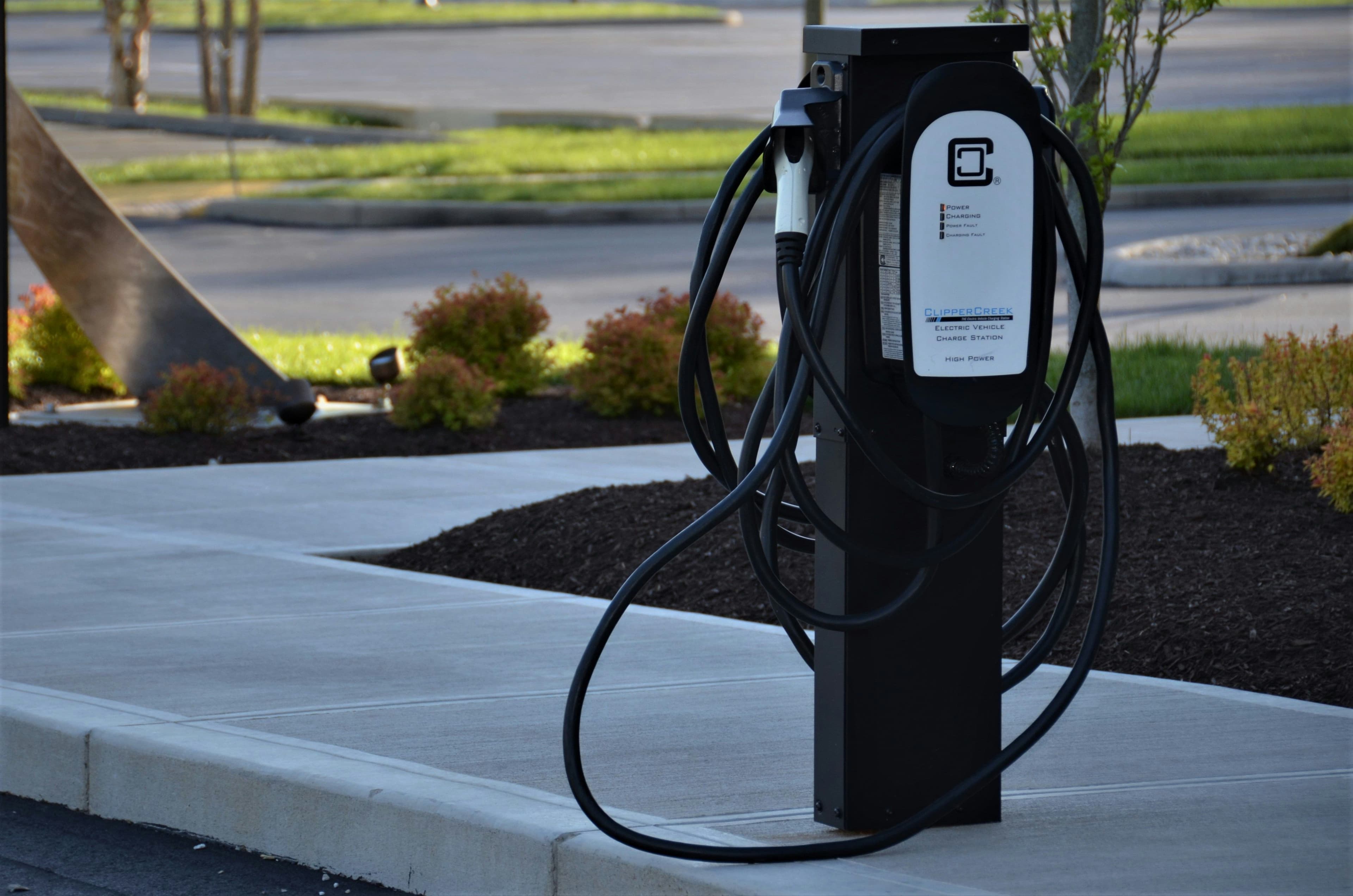 Borne de recharge voiture électrique à domicile : guide complet 2025