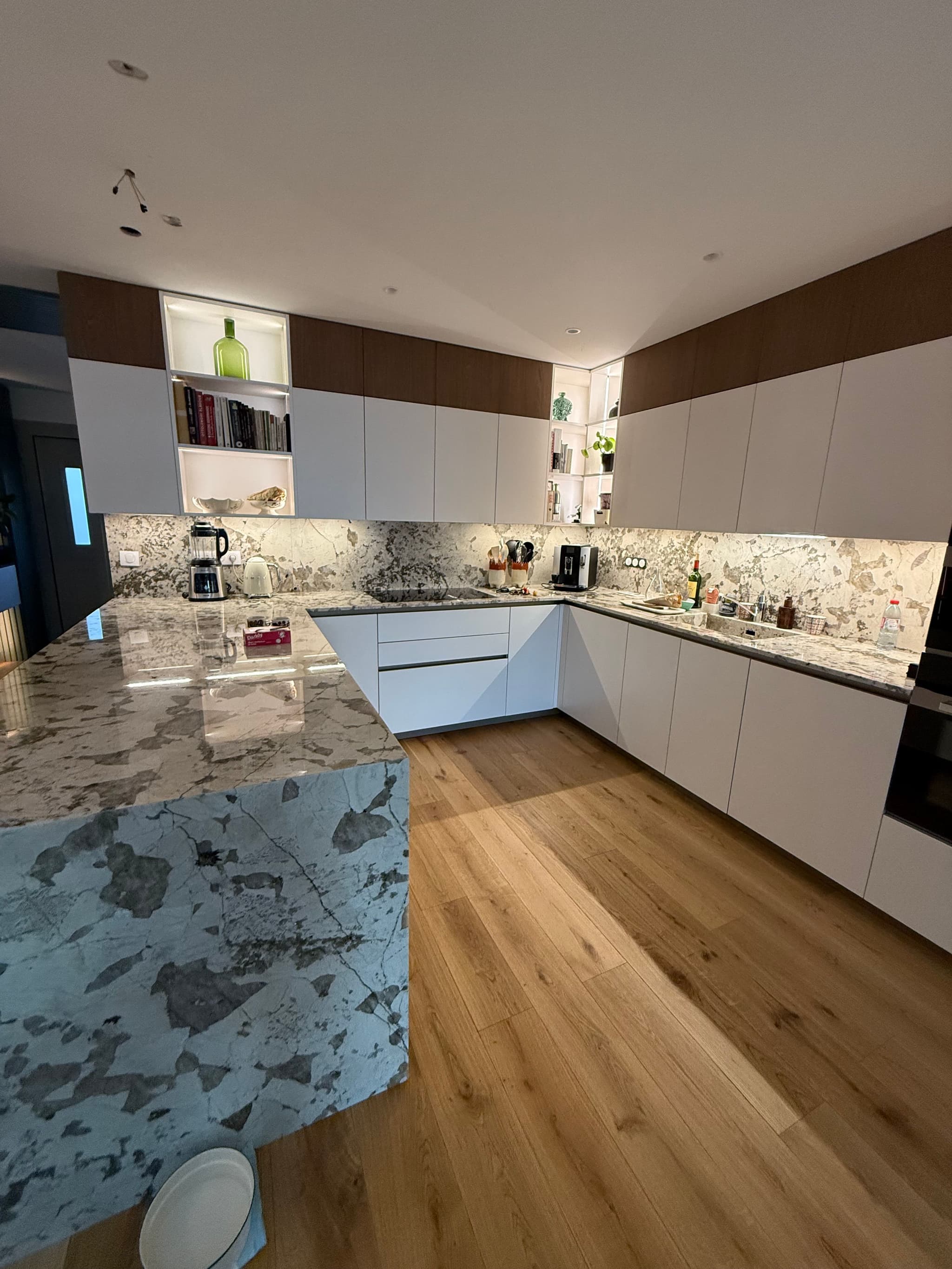 Installation de Ruban LED Encastré en Amont d’un Marbre Rétroéclairé à Champigny-sur-Marne (94500) — Cuisine Haut de Gamme