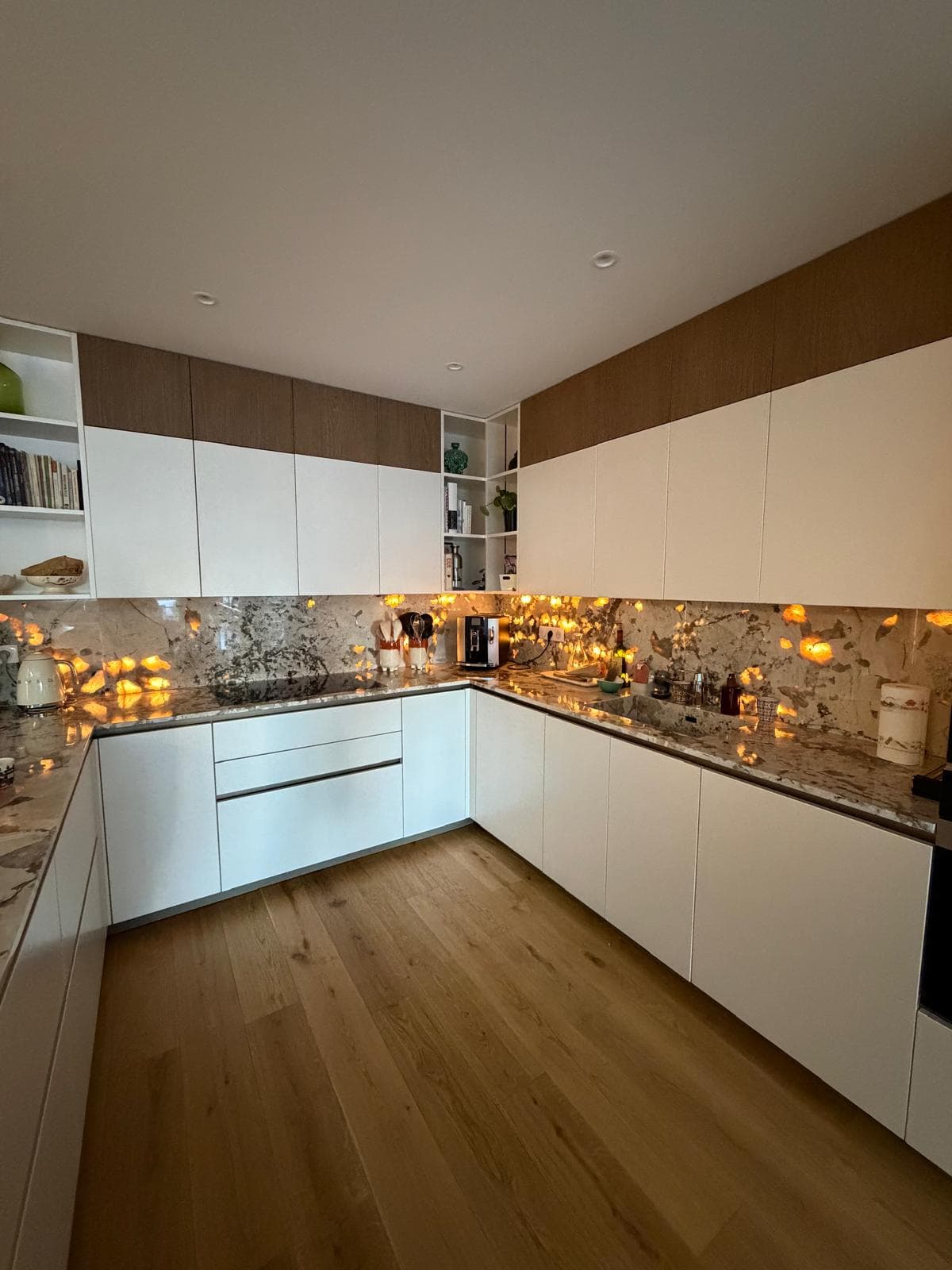 Installation de Ruban LED Encastré en Amont d’un Marbre Rétroéclairé à Champigny-sur-Marne (94500) — Cuisine Haut de Gamme