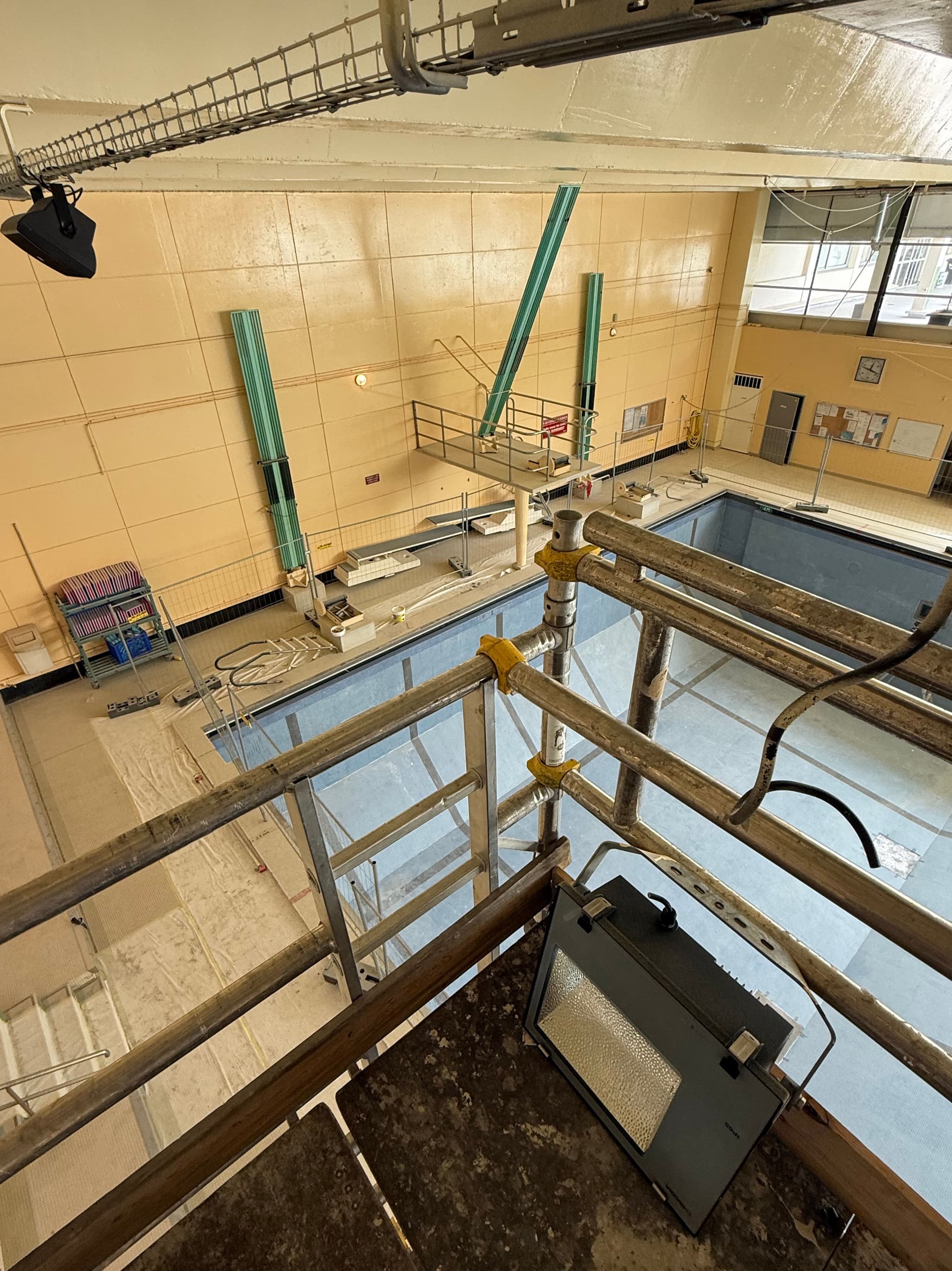 Relamping LED d’une Piscine Municipale à Saint-Maur-des-Fossés (94100) — Modernisation de l’Éclairage du Bassin Brossolette