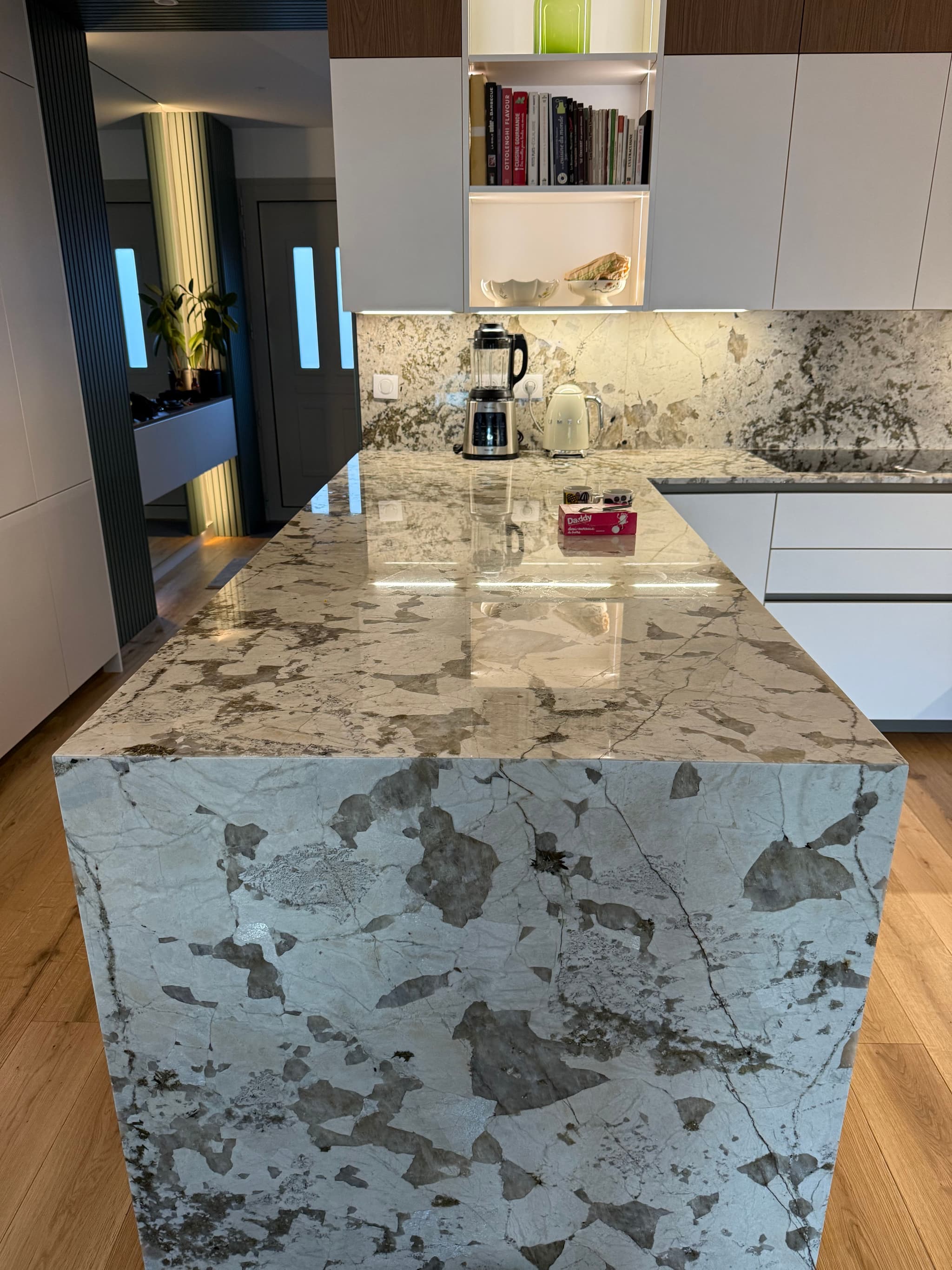 Installation de Ruban LED Encastré en Amont d’un Marbre Rétroéclairé à Champigny-sur-Marne (94500) — Cuisine Haut de Gamme