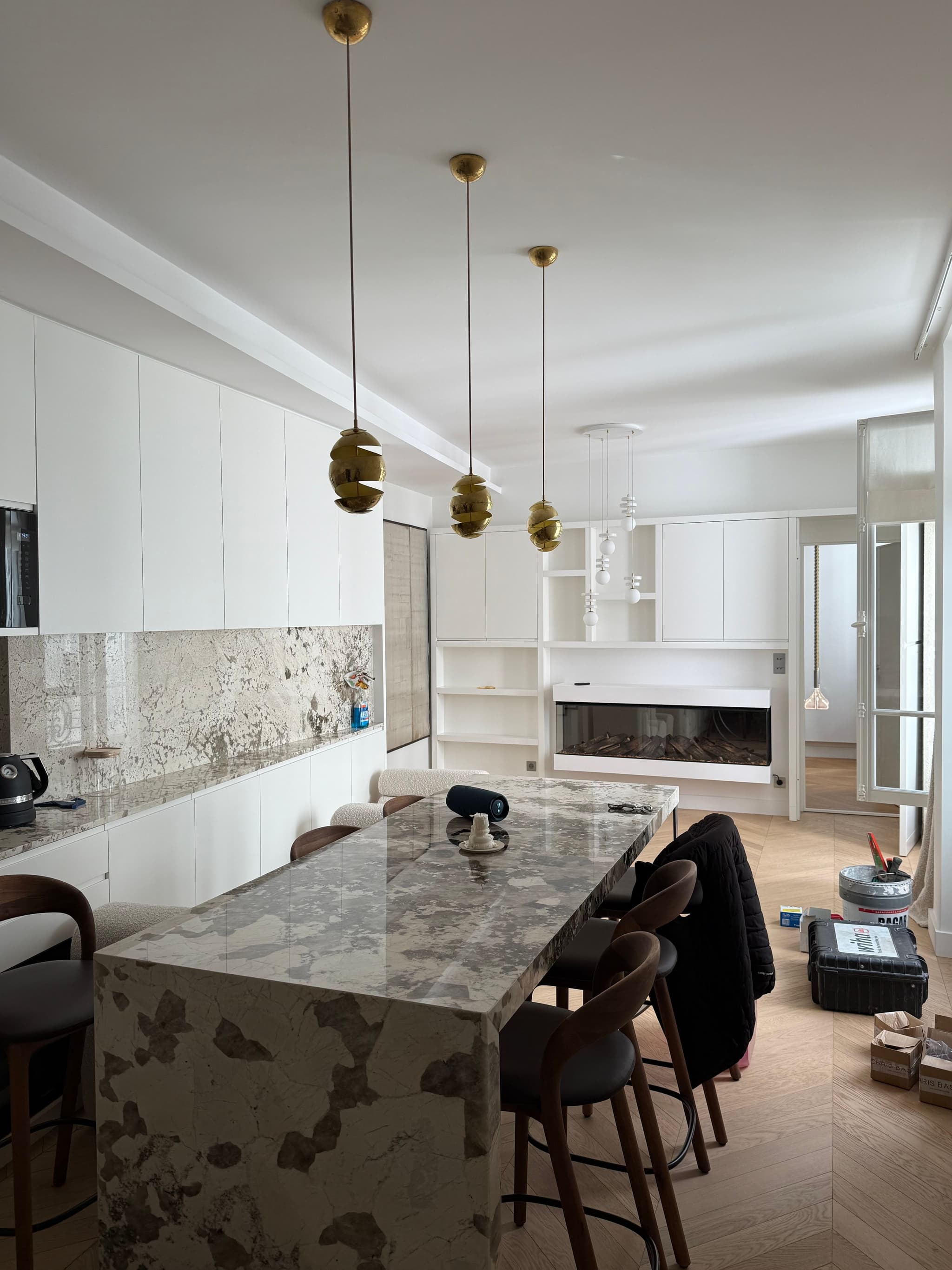 Installation de Luminaires Design dans Appartement Haussmannien à Paris - Éclairage Intérieur Luxe