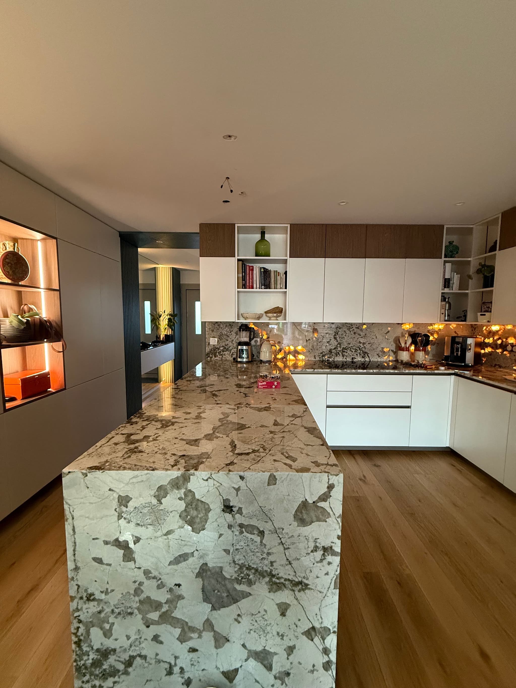Installation de Ruban LED Encastré en Amont d’un Marbre Rétroéclairé à Champigny-sur-Marne (94500) — Cuisine Haut de Gamme