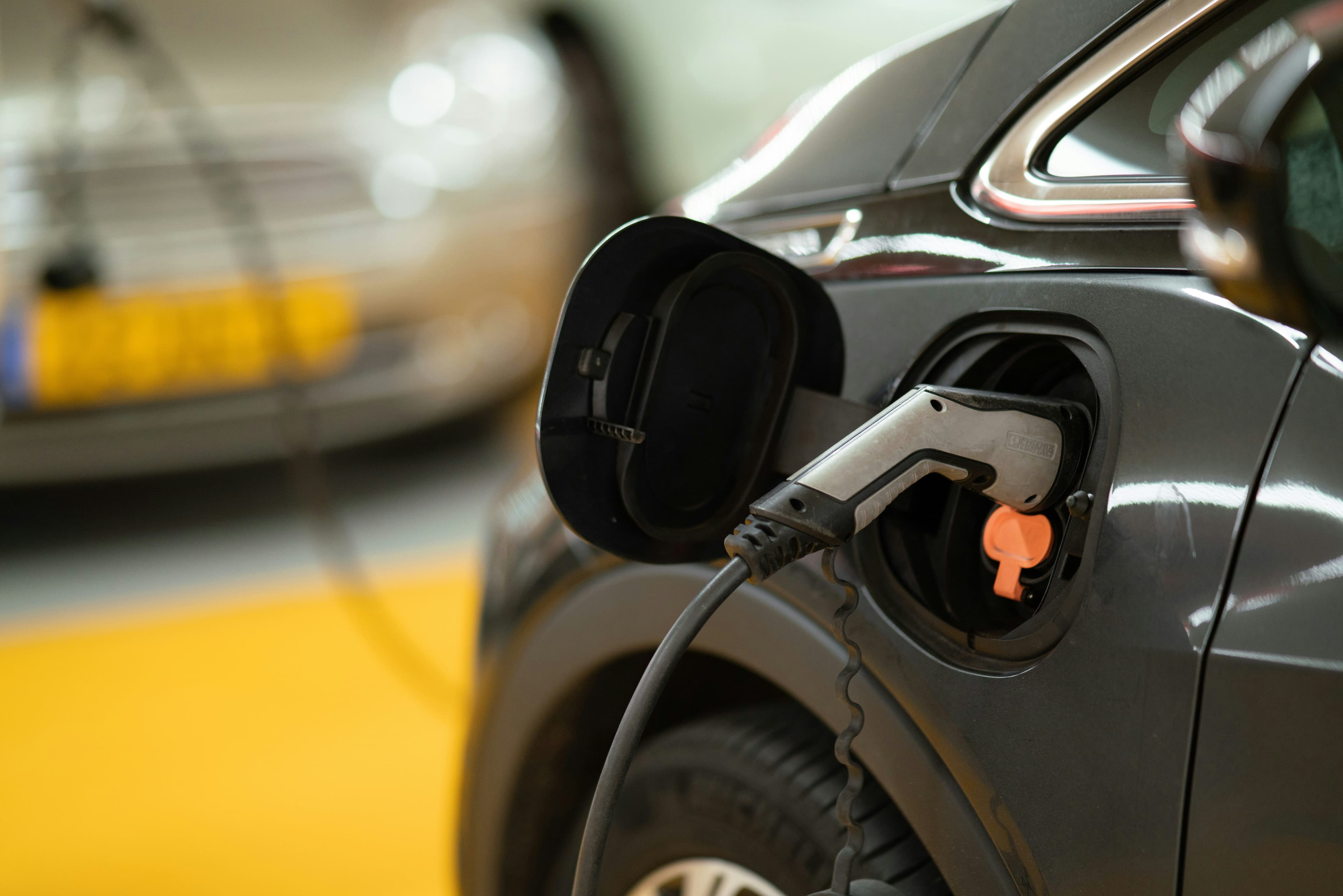 Prise GREEN'UP ou borne de recharge : comment choisir pour votre véhicule électrique